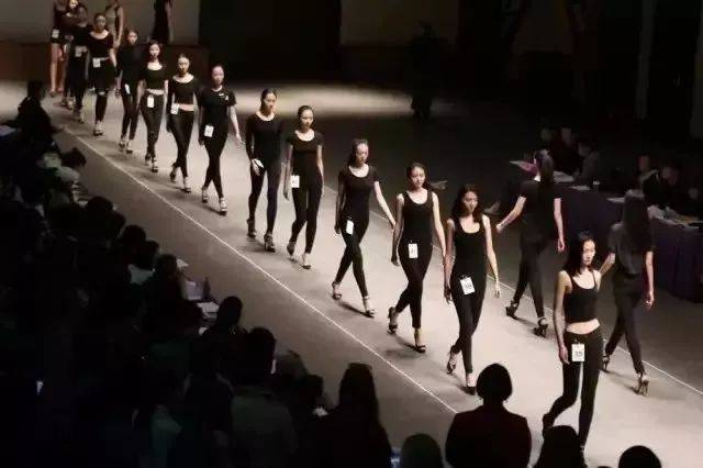 肯德基三姐妹的台步到底有多尴尬?感谢你们没