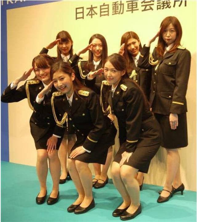 日本大学生选美小姐着警服参加交通安全活动_手机搜狐网