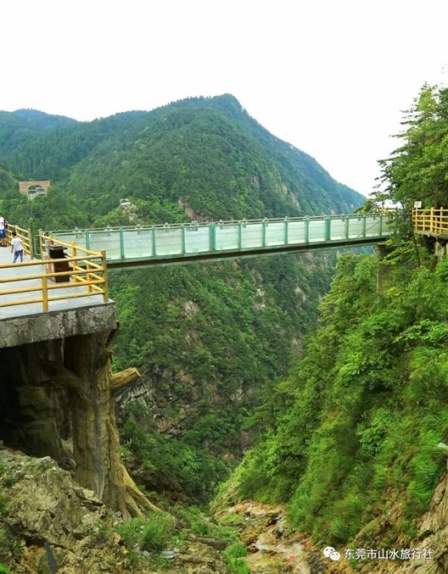 明月山青云栈道风景图片