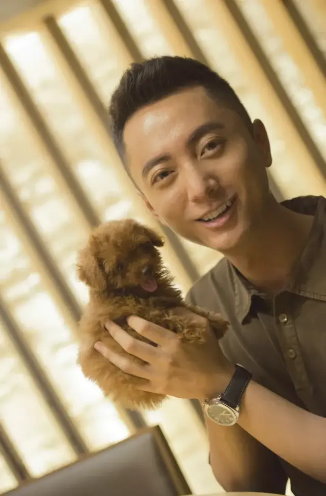 这着实让《警犬来啦》的训导员梁粤羡慕嫉妒,于是背着警犬花少,花式