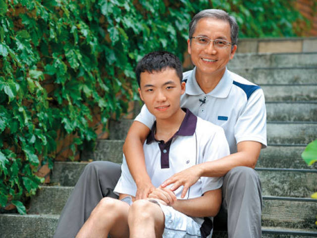 没见过怎么励志的,智商仅有70的父子,双双上大学,读博士!