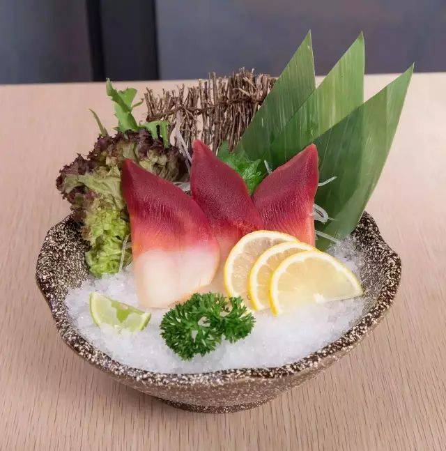 肉厚爽脆的 北极贝, 爽滑鲜甜的 甜虾, 以及清新甘甜的 希鲮鱼!