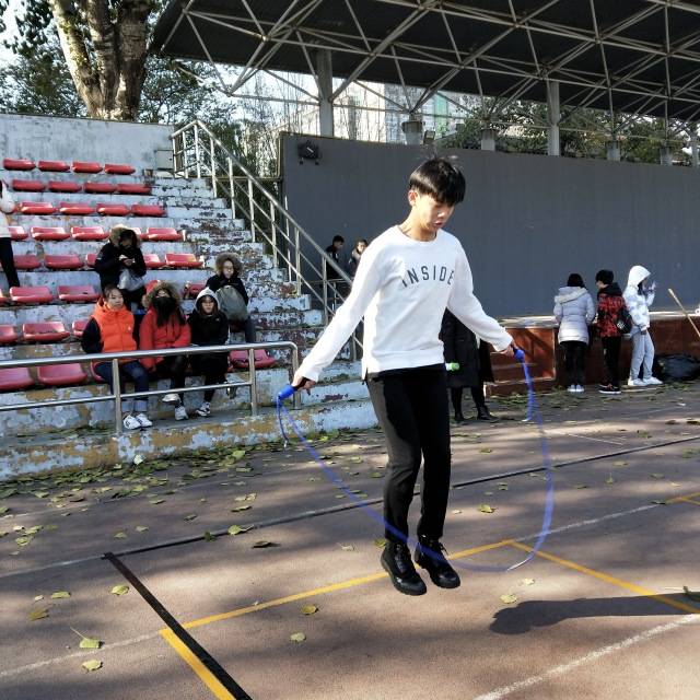 14:50—15:05 4*45秒双绳交互摇接力跳绳 15:10—15:26 4*30秒单双摇