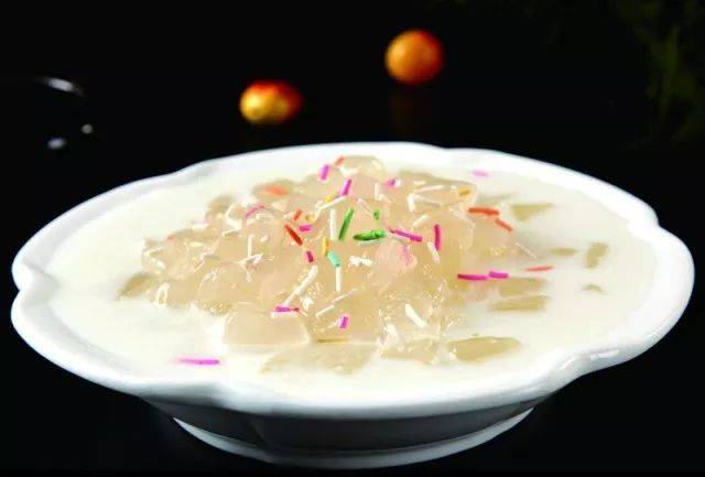 还可以根据自己的口味添加红枣,银耳,菊花等一起煮,芦荟拌酸奶口味也