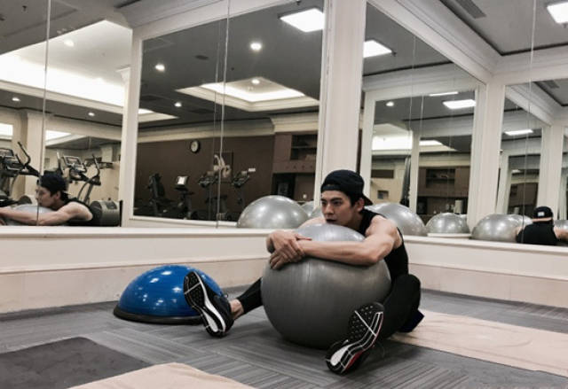 穿衣显瘦脱衣有肉 金马男配林柏宏肌肉线条太养眼