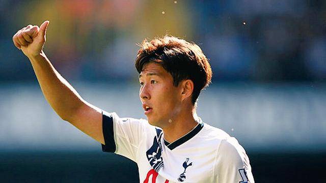 画面中孙兴慜摇下运动跑车车窗,在一张照片上给一名球迷签名