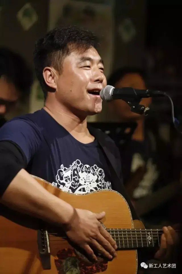 新工人艺术团成员:姜国良/主唱/鼓手