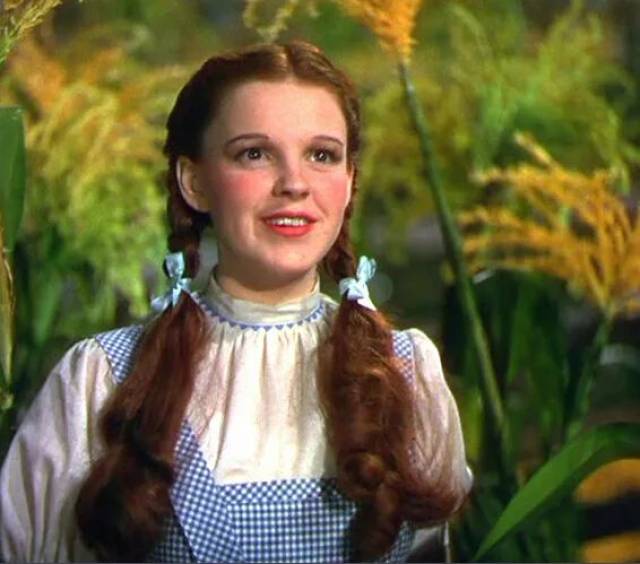 《绿野仙踪》是米高梅出品的童话故事片,讲述了小女孩桃乐茜被龙卷风