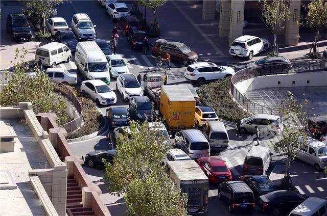 北京通州一小区交房一年多地库未开 车停路边致交通拥堵