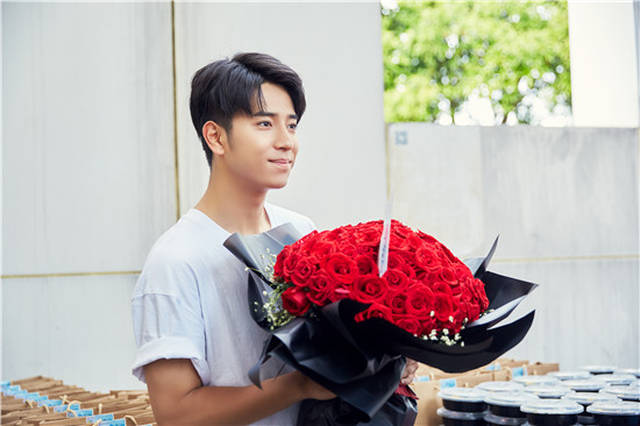 《路从今夜白》陈若轩追回挚爱 "抱抱杀"狂撒狗粮