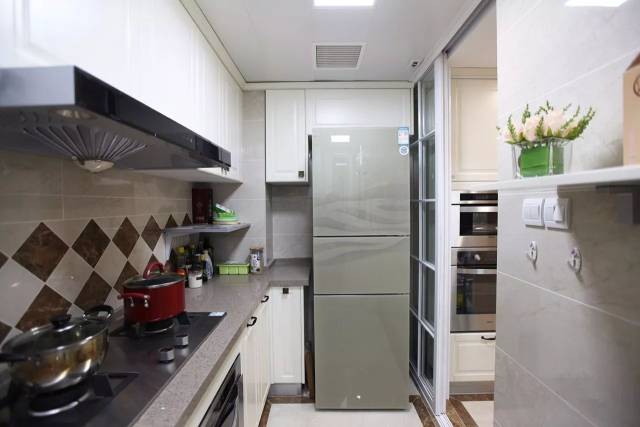 今天,我们要分享的是一些列关注把冰箱嵌入到柜子里的方案,相信看完