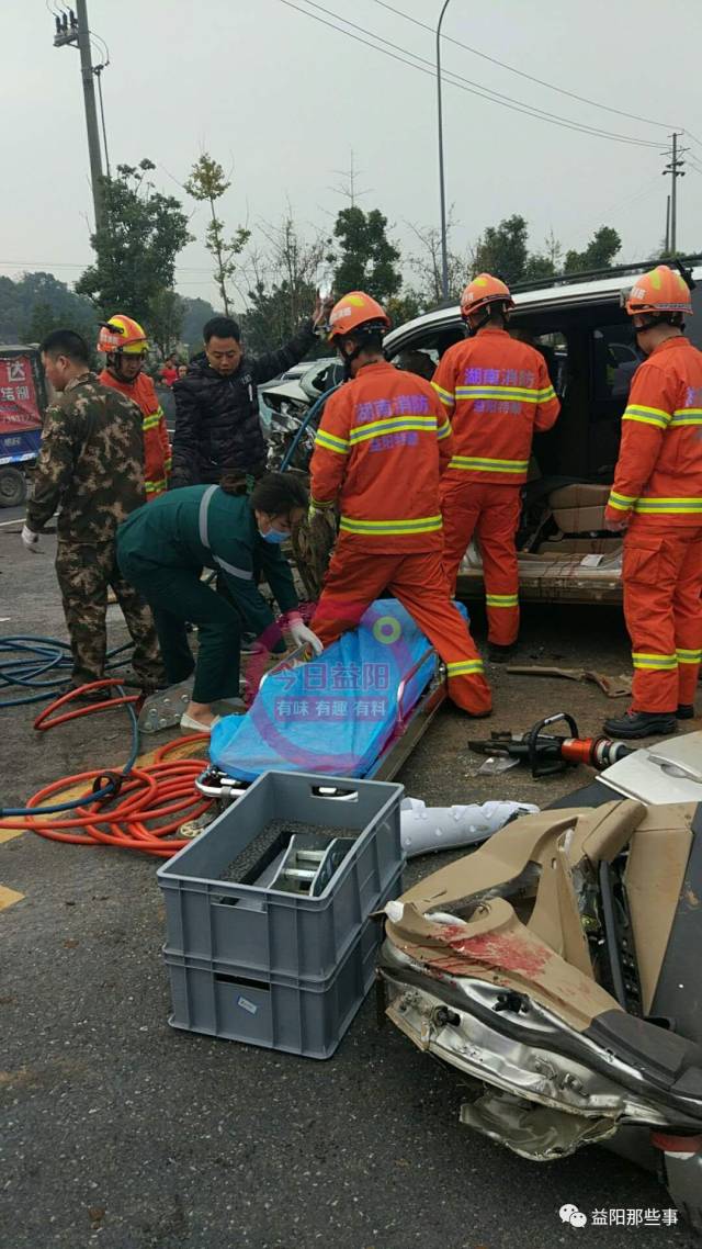 益阳城际干道发生惨烈车祸,目前两人死亡,多人重伤!