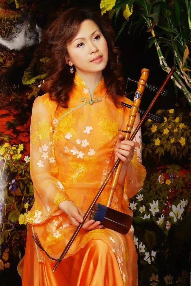 王彩云是当代京胡演奏的佼佼者,曾在京剧舞台上为李维康,耿其昌等诸多