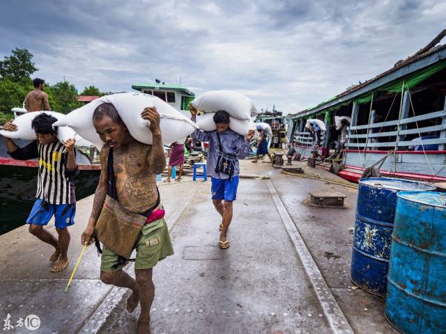 码头搬运工:他们用肩膀扛起了生活的重担