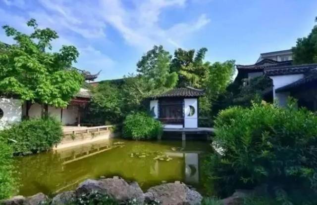 运动鞋实体店的魅力：选择更便捷，体验更多元
