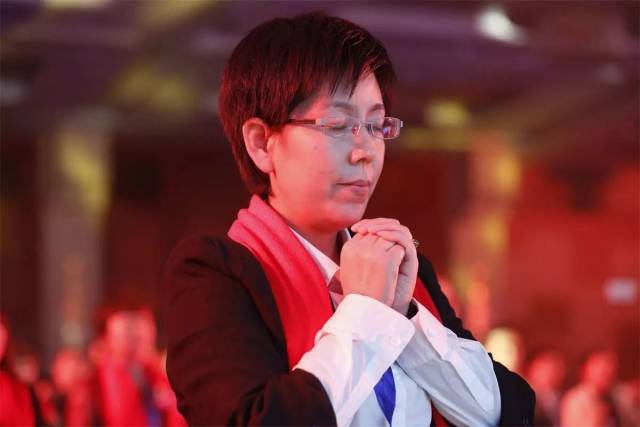 水松缘手语舞《谢谢你》一夜刷爆朋友圈,感动