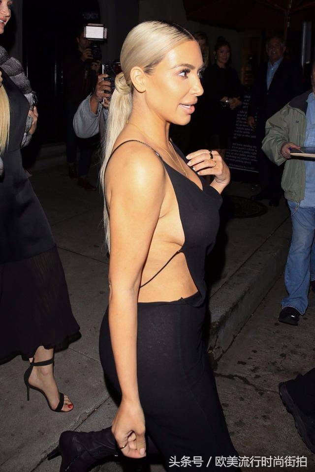 金·卡戴珊(kim kardashian)穿着一件半透明的黑色礼服夜晚外出