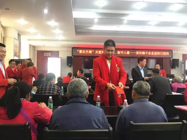 簡陽市副市長謝強同志向老人進行捐贈