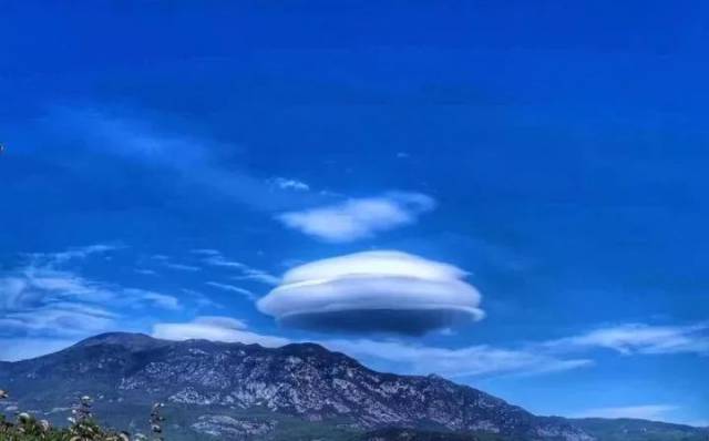 这一幕在天空惊现, 所有人都拿出手机拍拍拍… 大蘑菇云和许多小蘑菇