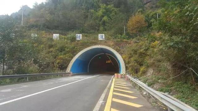 恢复通行的涪丰石高速方斗山隧道