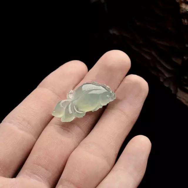 如何挑选翡翠金鱼吊坠？你知道吗_搜狐网