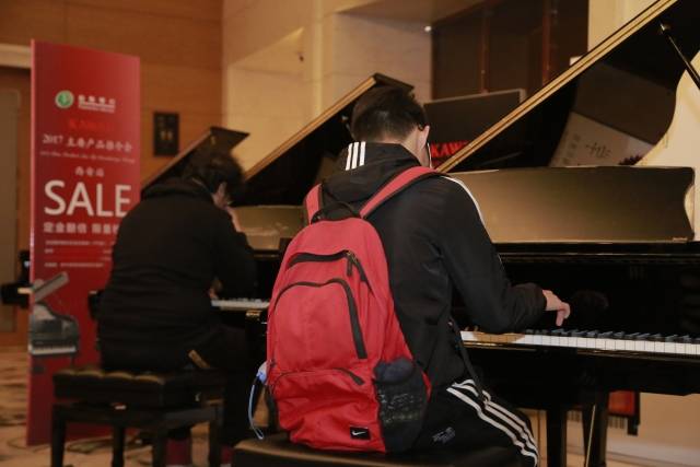 嘉宾们 早早到场试弹钢琴