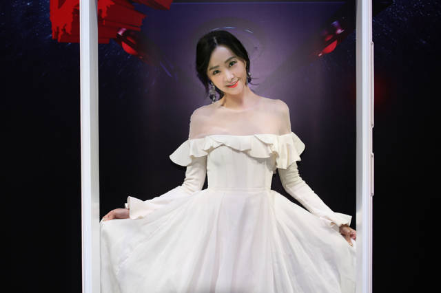 林静低胸礼服出席盛典优雅绝俗气场足