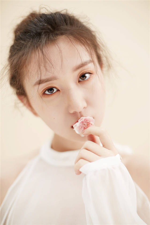 周茉曝白衣唯美写真清新灵动似仙女