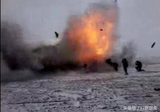 这是前几年乌克兰炮兵在进行实弹射击表演时的殉爆.