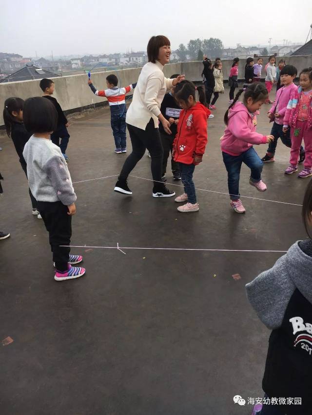 跳皮筋:  三角跳,三人将皮筋撑开,众人边说儿歌边跳
