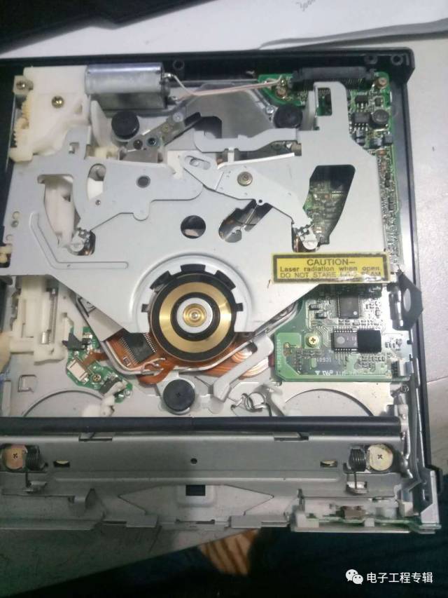总体看来这台外置光驱的设计还是非常不错的,电路板设计和内部结构