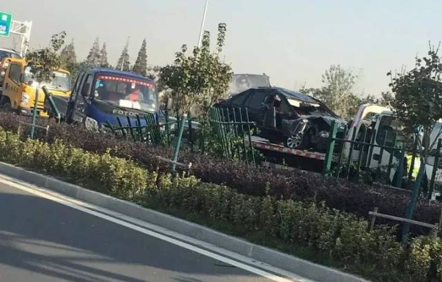 今天早上,泰州東風快速路上發生三起交通事故,一輛大眾車面目全非.