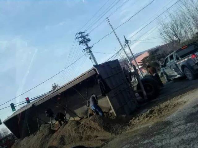 平邑昨天的出车祸图片
