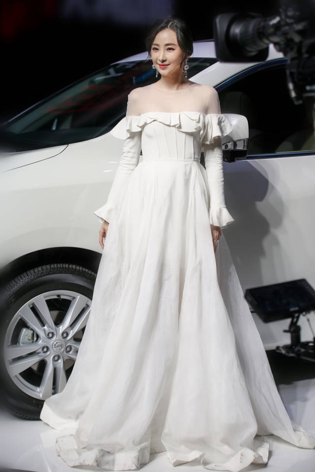 林静低胸礼服出席盛典优雅绝俗气场足