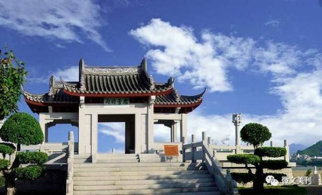 寒水 落叶翩飞 延续了千年的祭祀 高台上,石亭中 鳄鱼驮着沉重的历史