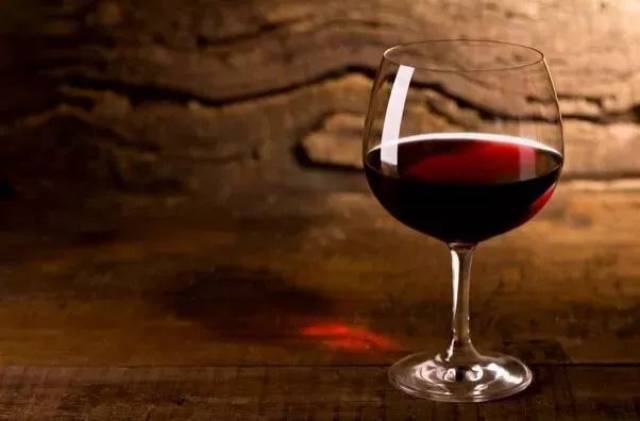 酒杯都不会拿还谈什么喝酒