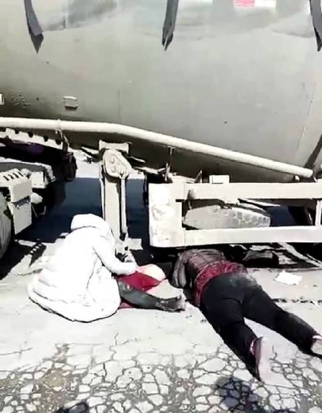 据网友爆料潢川魏岗乡一辆大货车与骑自行车的路人相撞