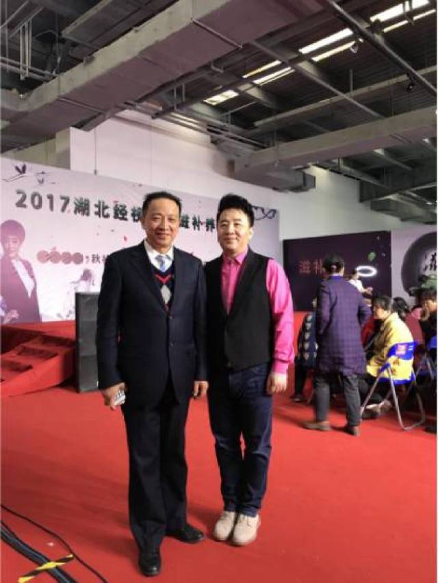 湖北经视主持人蔡一合影侯医生在养生厨房和养生达人及主持人卫华教