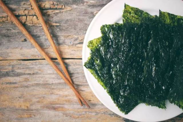 一点也不紫的海苔凭啥要叫紫菜?它们之间有什么关系?