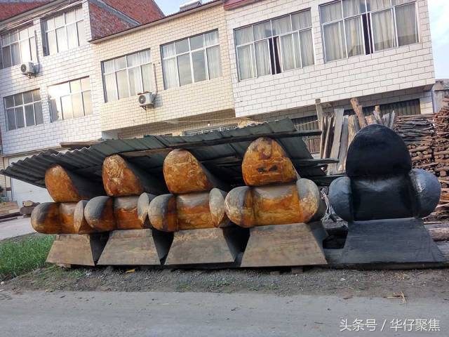 农村街上卖棺材摆一溜价格上万做工扎实