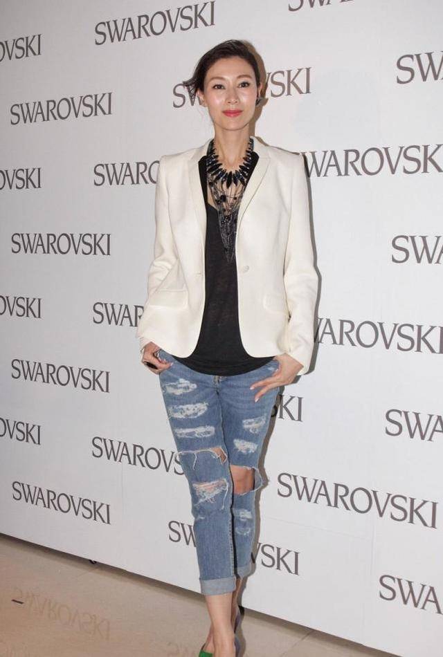 李嘉欣破洞牛仔少女感十足,赵雅芝挂条"毛巾"这是要赶集?