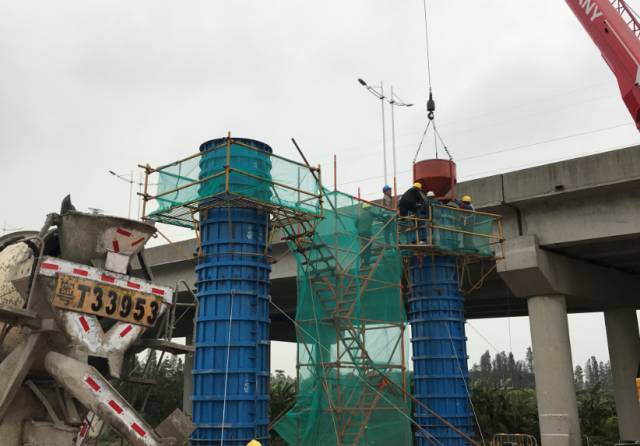 引桥下部结构采用柱式墩,上部为装配式预应力混凝土连续箱梁;主桥下部