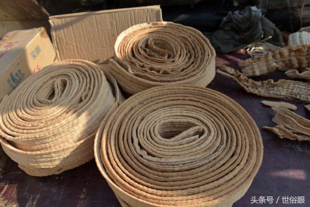 村小伙用一神器制作美食,形如消防水带,一盘就