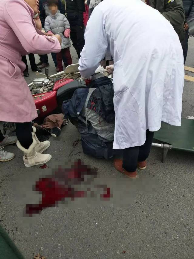 【事发左安】左安镇政府门前发生一起交通事故,有人受伤!