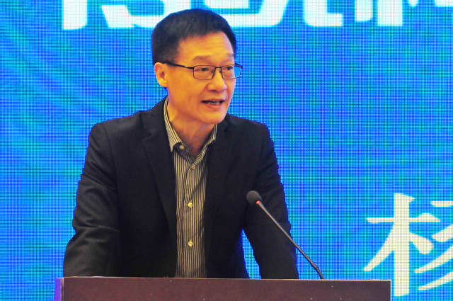 黔东南州委常委,州人民政府杨华中副州长代表州委,州人民政府向参会