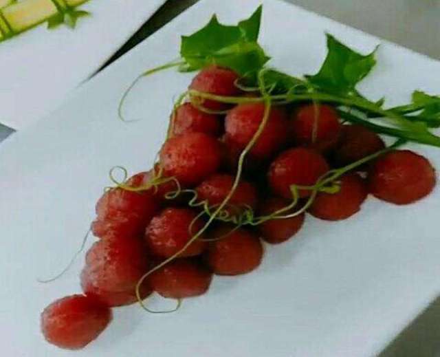 为大家分享的是贵妃葡萄,听这名字这菜就错不了,非常好吃的一道凉菜