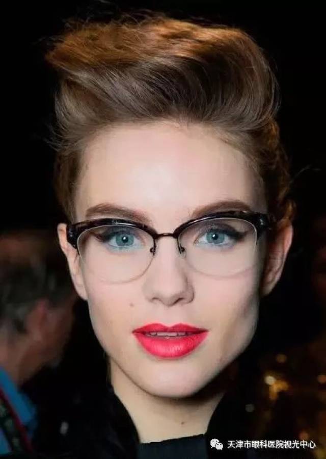 瓜子脸又可以叫做心形脸,这种脸型容易显得脸长,而且也会颧骨比较高.