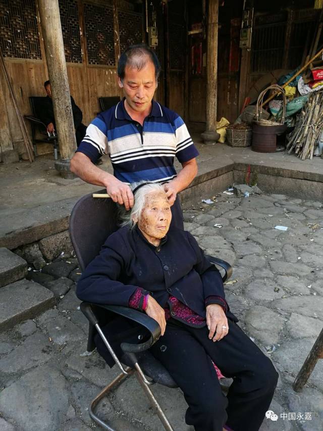 永嘉孝子十年如一日悉心照顾痴呆瘫痪母亲,他说这是儿子应该做的