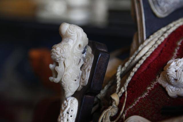 用骨头雕刻成各种工艺品,镶黄旗的这种蒙古族传统技艺很少见