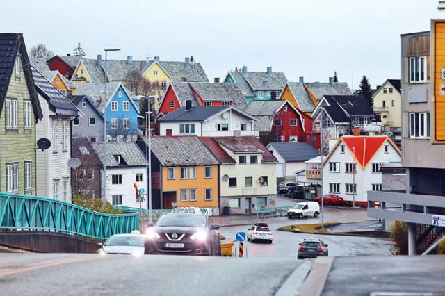 城市中各种颜色的老房子,非常漂亮